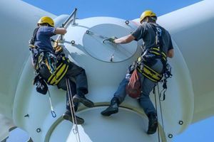 Высотные работы в ветроэнергетике: специфика, риски и профессиональное снаряжение